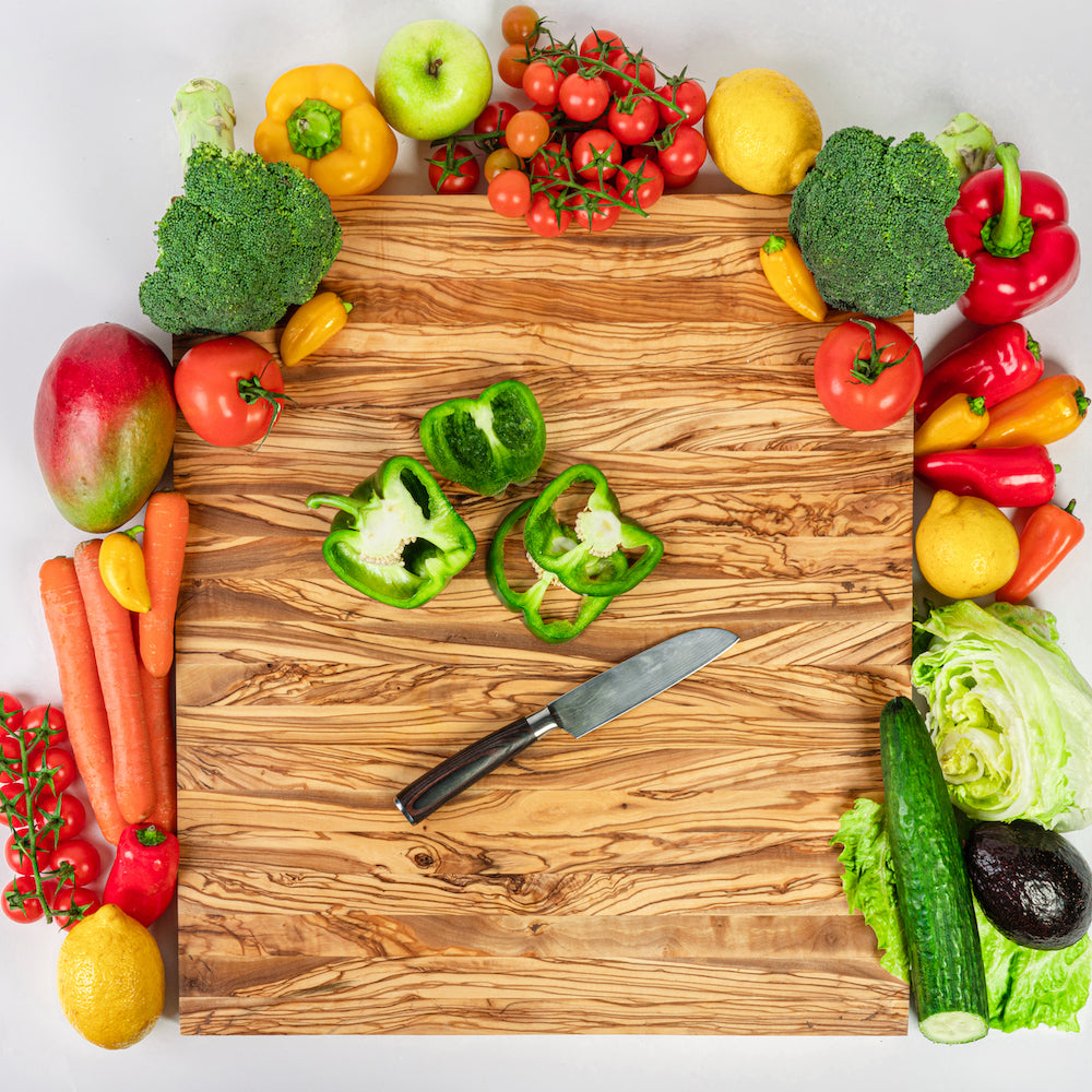 Das große Olivenholzbrett ist durch die natürlichen Eigenschaften von Olivenholz hygienisch und antibakteriell. Unser Schneidebrett Olivenholz mit Saftrille kann als großes Brotzeitbrett oder Servierbrett ideal genutzt werden.