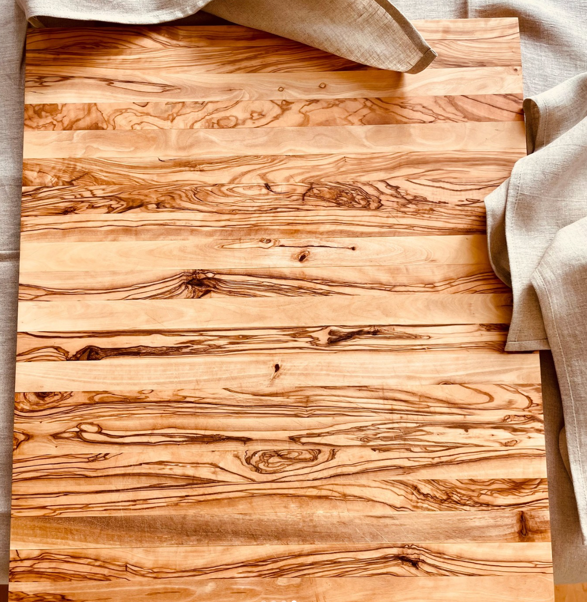 Unser Olivenholzschneidebrett strahlt nach längerer Nutzung wieder durch die Anwendung von Leinöl und Bienenwachs